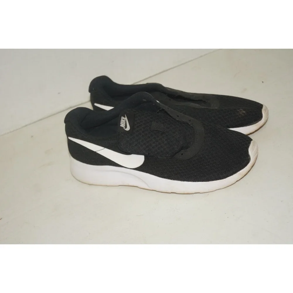 Nike Tanjun Womens Size 7.5 Running Shoes Black White Athletic Training Sneakers
